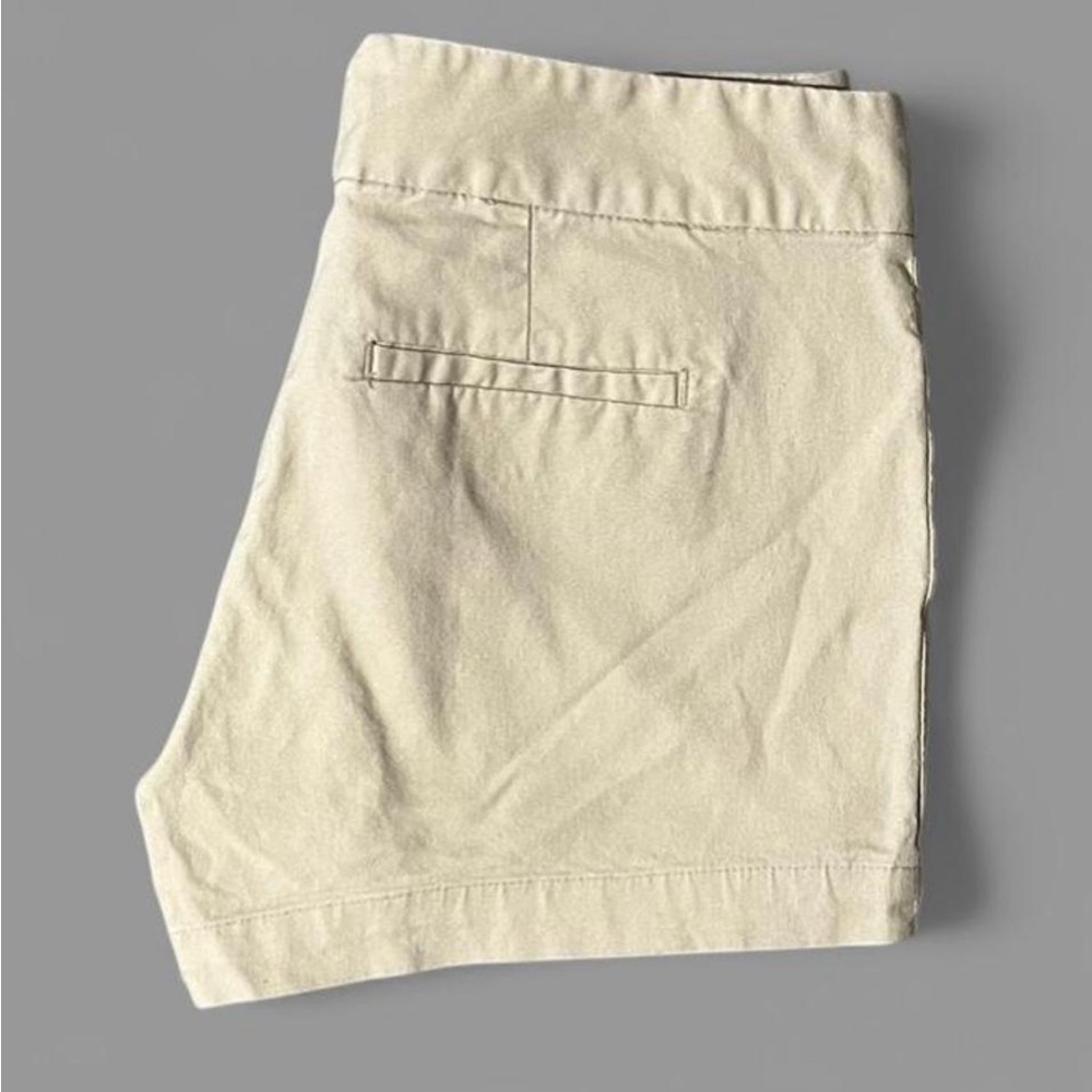 🍌 Banana Republic Khaki Chino Shorts~Women’s Sz 2~Low Rise~V Cutout Detail